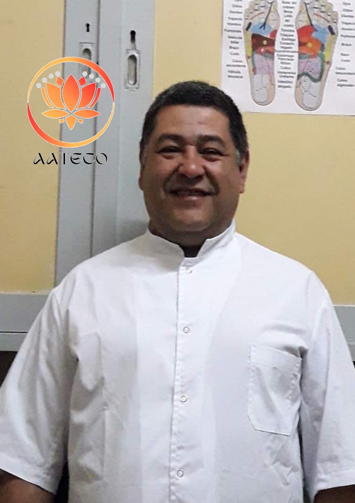 Daniel de La Casa en su consultorio de reflexología